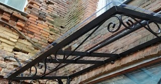 Угловые козырьки для частных домов и входов в Иркутске - НавесыРкт от 1785 рублей